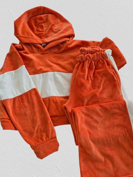 CONJUNTO DE TERCIOPELO NARANJA CON CAPUCHA TALLE 8